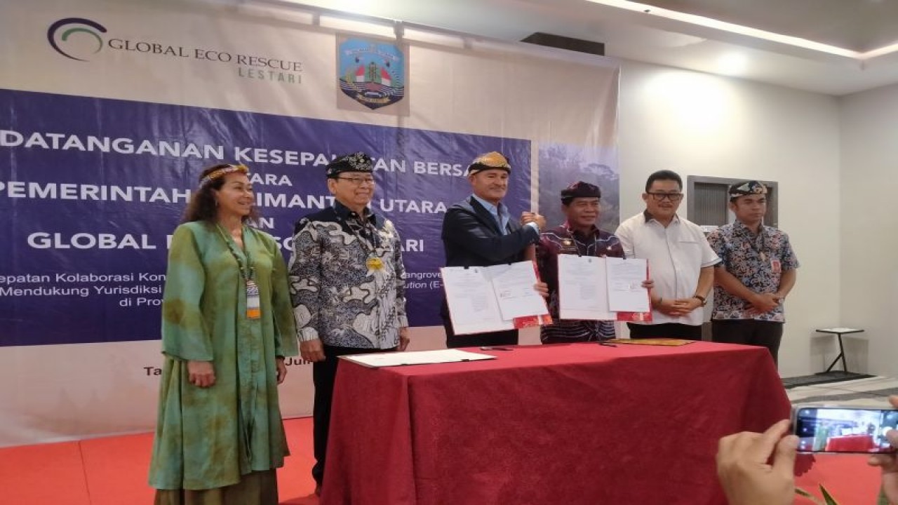 Pemprov Kalimantan Utara melalui Gubernur Zainal A Paliwang (tiga kanan) memperlihatkan berita acara kesepakatan bersama atau memorandum of understanding dengan salah satu perusahaan yang bergerak pada sektor tata kelola restorasi dan konservasi, Jumat (21/7/2023) di Tanjung Selor. (ANTARA/Muh. Arfan)