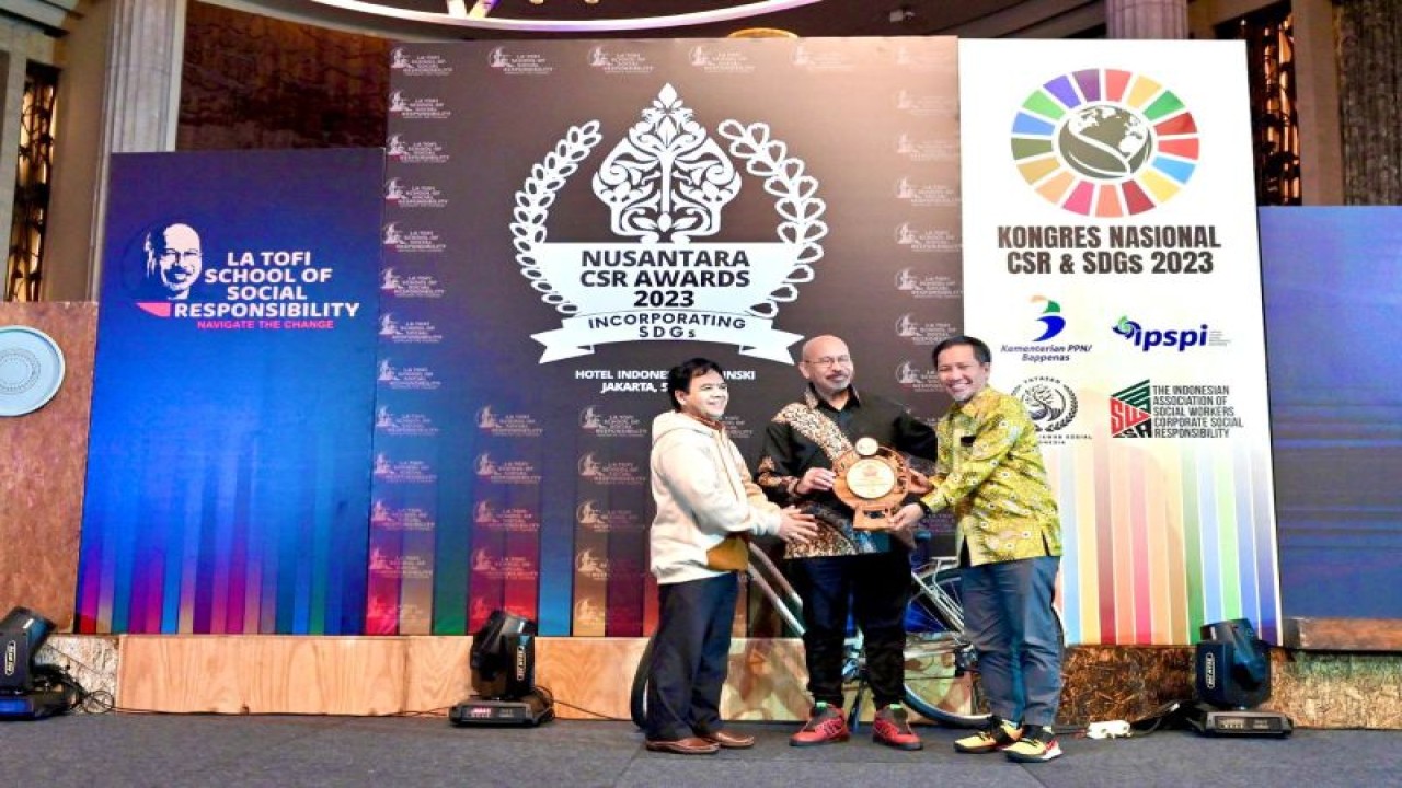 Ilustrasi - Pihak KALLA saat menerima penghargaan Nusantara Nasional Corporate Social Resposibility (NCSR) Award 2023 di Jakarta. ANTARA/HO-Humas KALLA