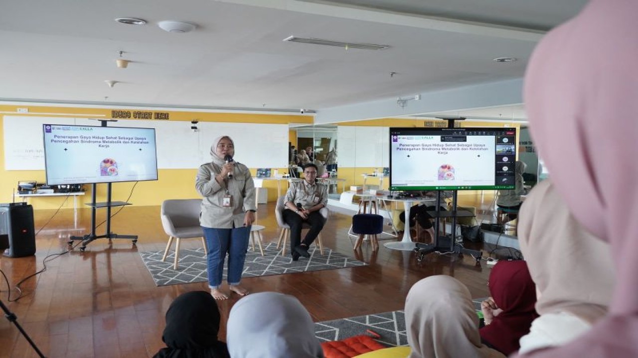 Dosen & Peneliti Departemen Keselamatan dan Kesehatan Kerja Fakultas Kesehatan Masyarakat Unair Shintia Yunita Arini saat membawakan materi pada talkshow kesehatan untuk para Insan Kalla di Makassar, Kamis (6/07/2023). ANTARA/HO-Humas Kalla