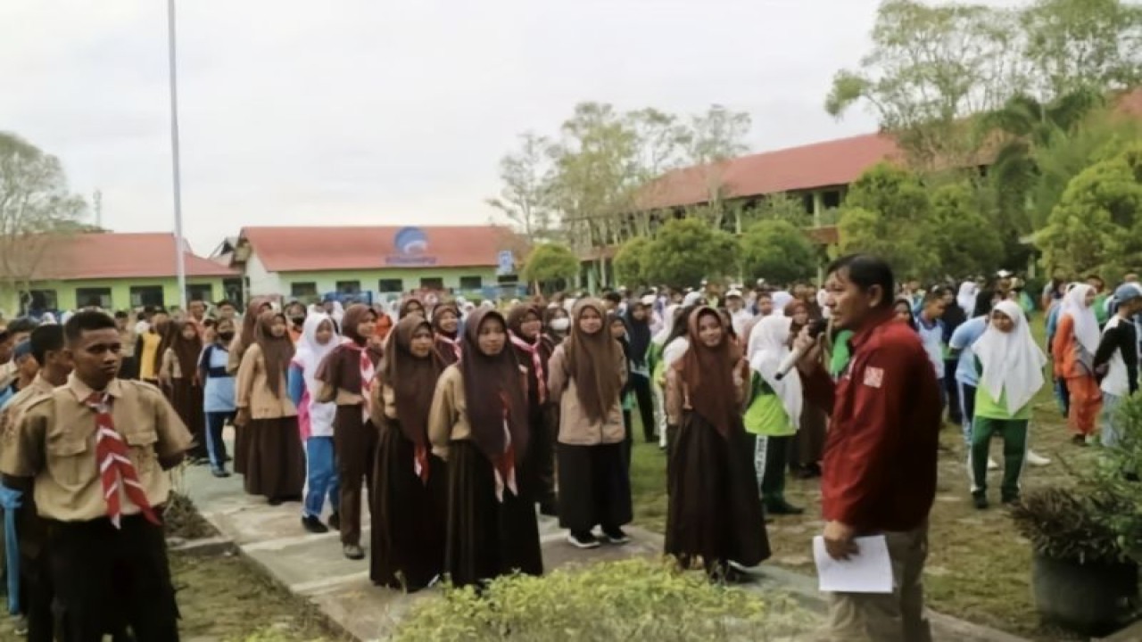 Kepala Bidang PIKP Diskominfo Kotawaringin Timur, Kalteng, Agus Pria Dany saat memberikan materi edukasi seputar media sosial kepada peserta MPLS di SMKN 1 Sampit, Jumat (14/7/2023).  (FOTO ANTARA/HO-Diskominfo Kotim)