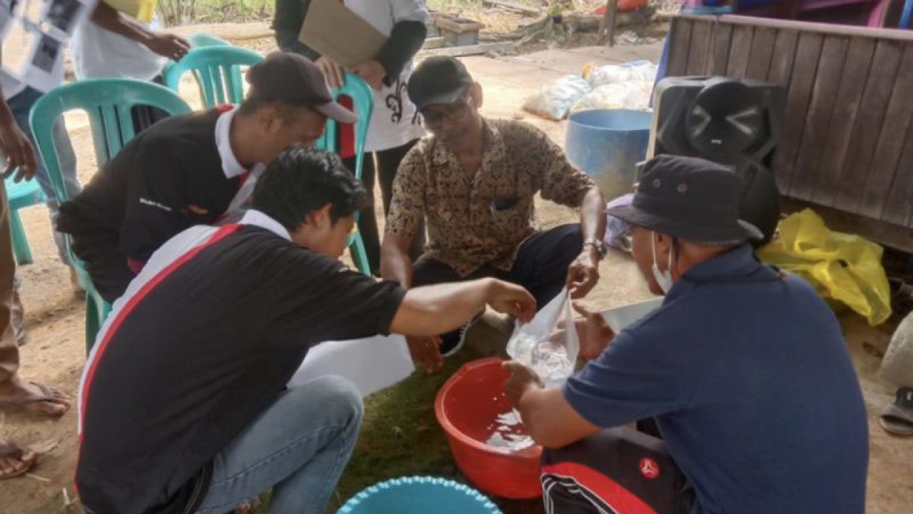 Kegiatan bimbingan teknis Dinas Perkebunan Katim terkait pengolahan bahan karet kepada kelompok tani di Kutai Timur. (Disbun Kaltim)