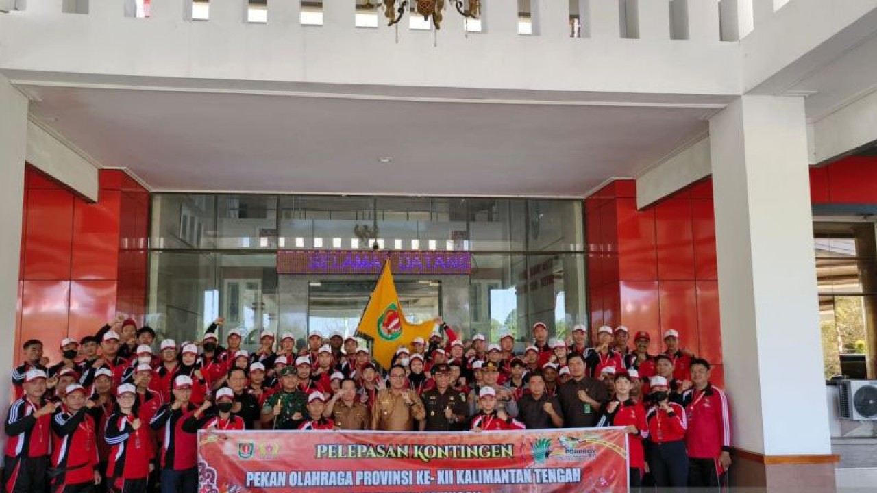 Foto bersama Bupati Katingan Sakariyas bersama kontingen daerah setempat untuk Porprov Kalteng di Kasongan, Kabupaten Katingan, Rabu (26/7/2023). (ANTARA/Naslee)