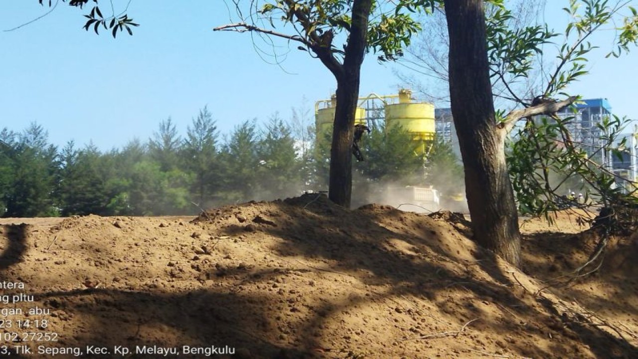 Posko Lentera yang merupakan rumah perlindungan komunitas di Teluk Sepang memantau lokasi pembuangan abu, limbah dari PLTU Bengkulu. (ANTARA/HO-Dokumen Pribadi)