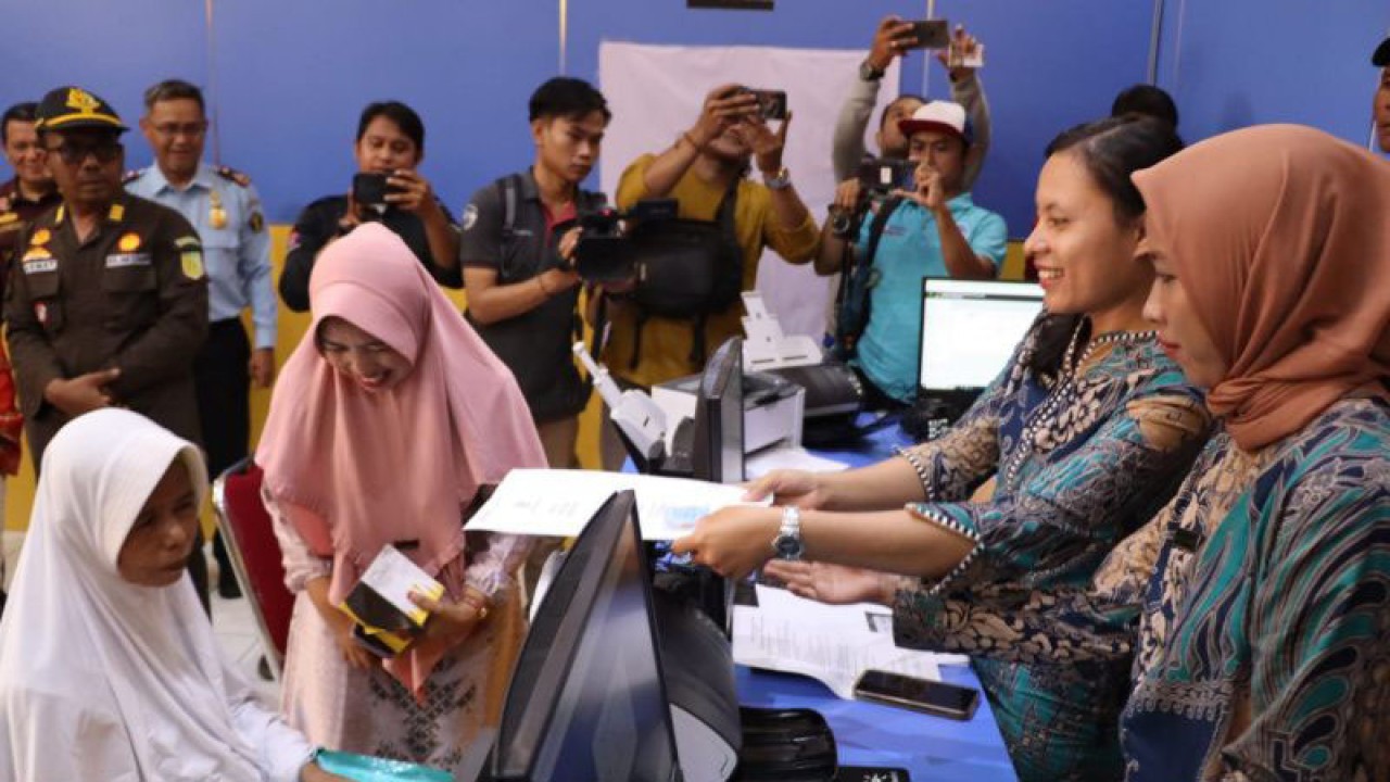 Pegawai di unit kerja kantor Imigrasi Bengkulu Utara saat melayani masyarakat dalam pembuatan paspor. ANTARA/Anggi Mayasari