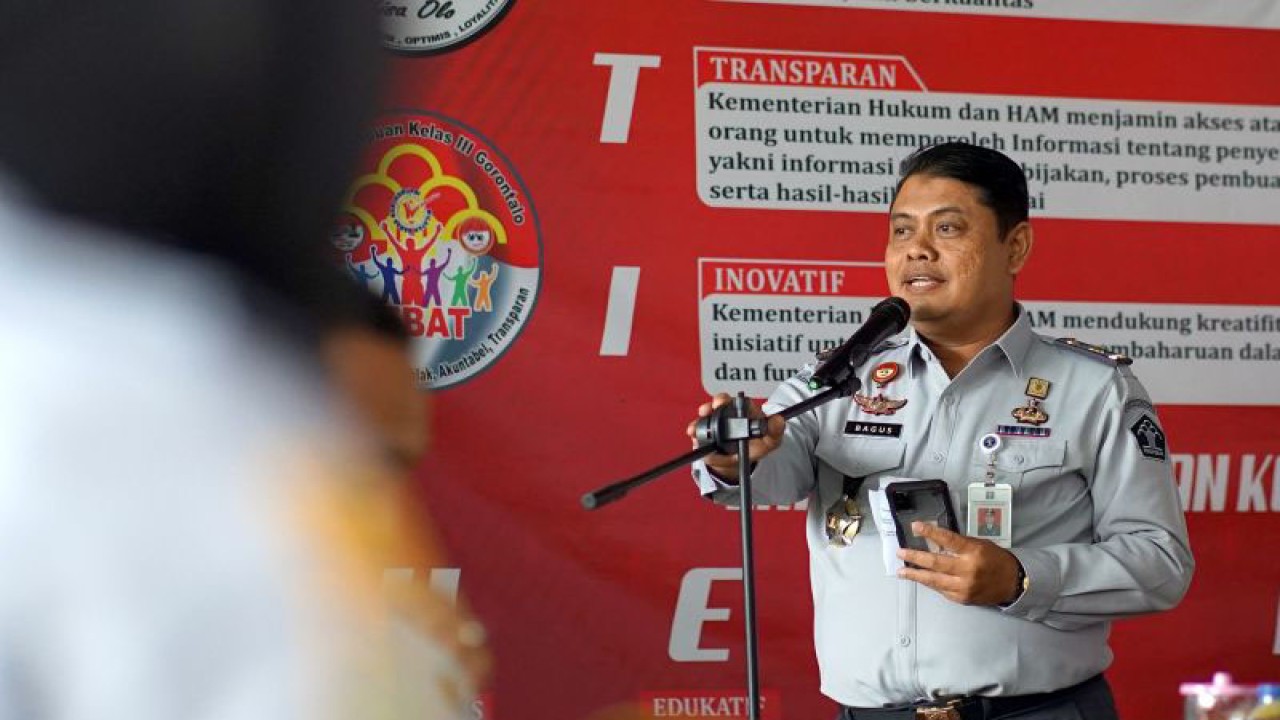 Kepala Divisi Pemasyarakatan Kanwil Kemenkumham Gorontalo Bagus Kurniawan memberikan sambutan pada rehabilitasi narkotika bagi warga binaan di Kabupaten Gorontalo, Gorontalo, Senin (3/7/2023). ANTARA/Adiwinata Solihin