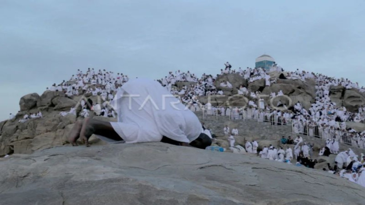 Umat Islam dari berbagai negara melaksanakan wukuf di Jabal Rahmah, Arafah, Arab Saudi, Selasa (27/6/2023). jutaan jamaah haji dari berbagai negara berkumpul di Arafah untuk melaksanakan wukuf yang merupakan rukun haji pada prosesi puncak haji 1444 H. ANTARA FOTO/Wahyu Putro A/nym.