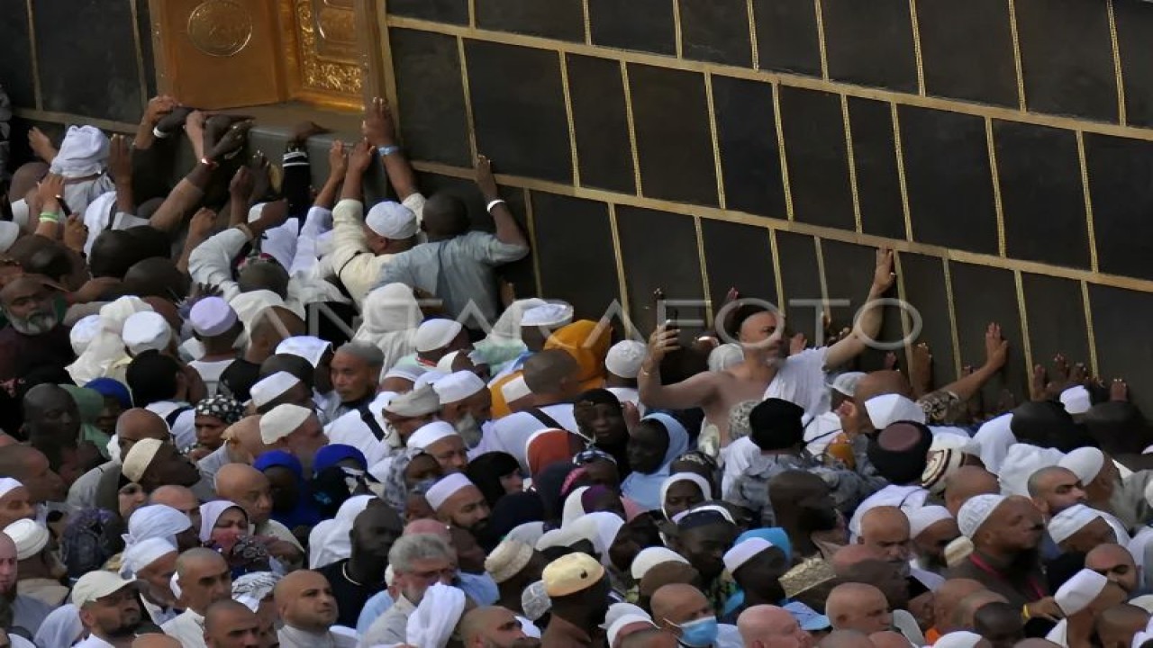 Jamaah haji melakukan tawaf ifadah mengelilingi ka'bah di Masjidil Haram, Mekah, Arab Saudi, Sabtu (1/7/2023). (ANTARA FOTO/Wahyu Putro A)