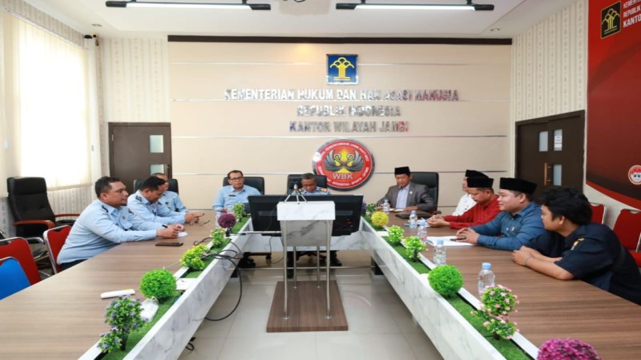Pertemuan pihak Kanwil Kemenkumham Jambi dengan Komisi Informasi Jambi untuk dukungan keterbukaan publik di Jambi.(ANTARA/HO/Kanwil Kemenkumham Jambi)