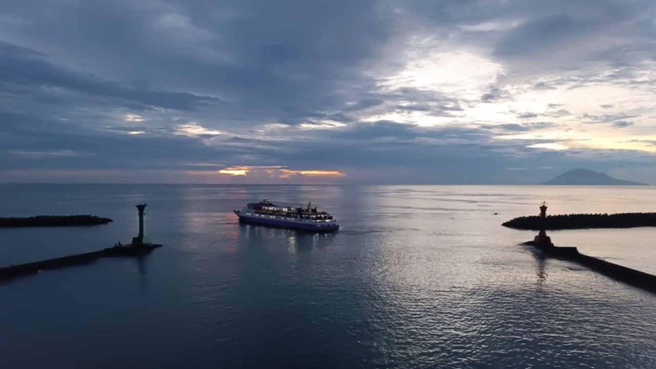 Kapal yang melayani rute dari Manado menuju Kabupaten Kepulauan Sitaro, Kabupaten Kepulauan Sangihe dan Kabupaten Kepulauan Talaud diharapkan mewaspadai gelombang tinggi. ANTARA/Karel A Polakitan (1)