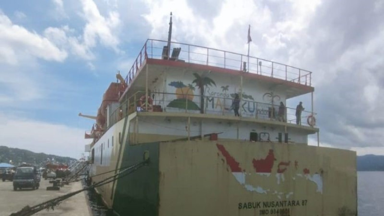 Kapal pengangkut penumpang yang tengah sandar di Pelabuhan Yos Sudarso Kota Ambon. (ANTARA/Dedy Azis)