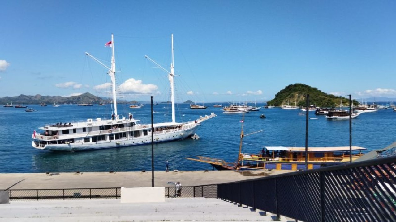 Kapal wisata yang berlayar dari dermaga Marina Labuan Bajo, Manggarai Barat, NTT. (ANTARA/Fransiska Mariana Nuka)