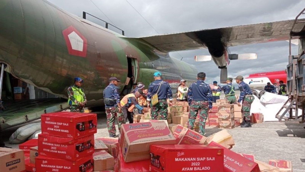 Proses pemindahan bantuan sosial dari Panglima TNI Laksamana Yudo Margono di Timika, Kabupaten Mimika, Provinsi Papua Tengah (ANTARA/Agustina Estevani Janggo)