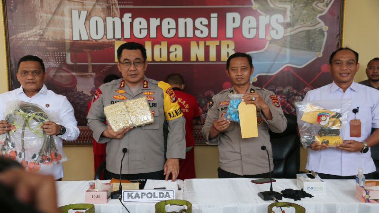 Kapolda NTB Irjen Pol. Djoko Poerwanto (kedua kiri) bersama pejabat humas dan ditreskrimsus menunjukkan dua tersangka dan barang bukti kasus dugaan pengoplosan gas LPG bersubsidi ke nonsubsidi di Mataram, Kamis (13/7/2023). (ANTARA/Dhimas B.P.)