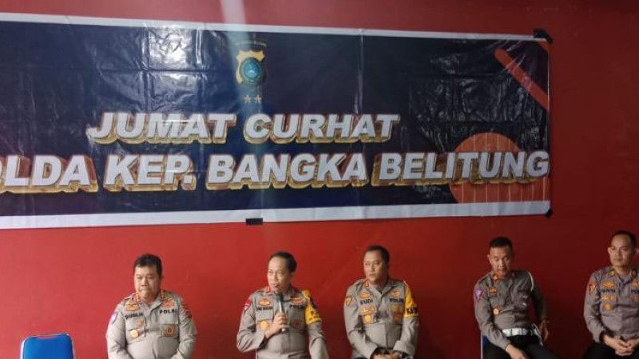 Kapolda Babel Irjen Pol Yan Sultra saat menghadiri kegiatan Jumat Curhat di Desa Namang, Bangka Tengah, Jumat (21/7) (ANTARA/HO-Humas Polres Bateng)