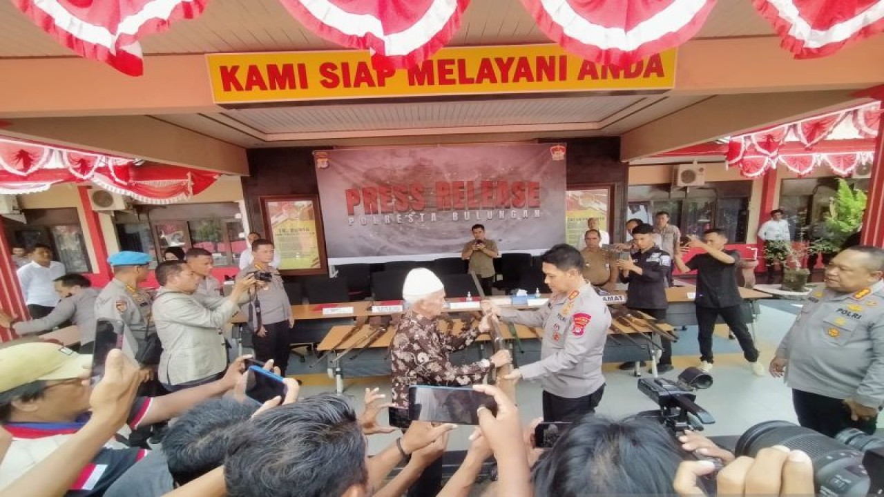 Kapolda Kaltara Irjen Pol. Daniel Adityajaya menerima secara simbolis senjata api rakitan milik masyarakat dari Ketua Lembaga Adat Dayak Bulungan, Apuy Laing, Senin (31/7/2023) di Mapolres Bulungan. Sebelumnya 20 senjata api rakitan jenis penabur sudah diserahkan secara sukarela oleh masyarakat. (ANTARA/Muh. Arfan)