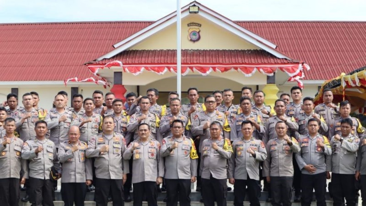 Kapolda Gorontalo Brigjen Pol Angesta Romano Yoyol bersama jajaran pada kunjungannya di Mapolresta Gorontalo Utara. ANTARA/Susanti Sako.