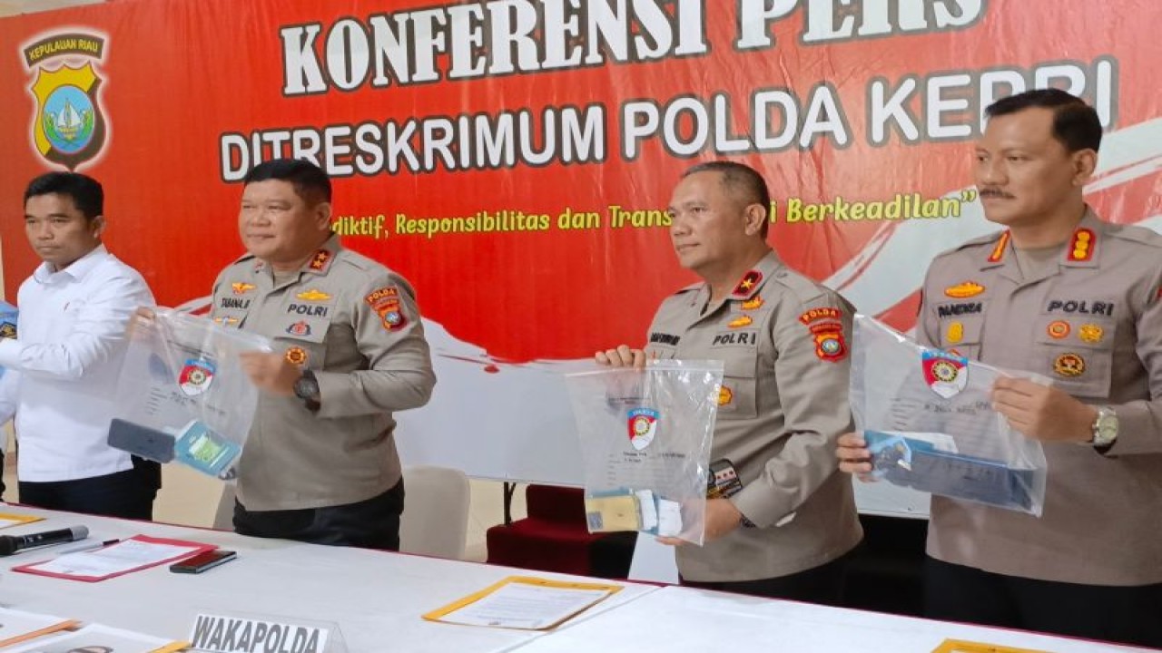 Kapolda Kepri Irjen Tabana Bangun memperlihatkan barang bukti hasil pengungkapan kasus perdagangan orang. (ANTARA/Yude)
