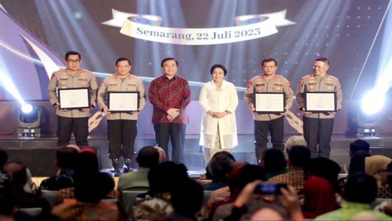 Kapolda Maluku saat menerima penghargaan peduli perempuan dan anak oleh Menteri PPPA (ANTARA/HO-Polda Maluku)