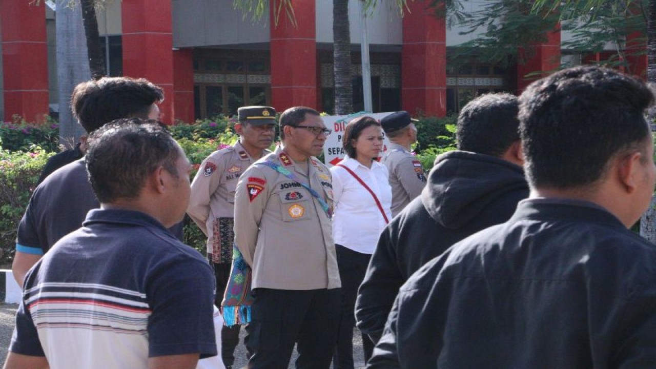Kapolda Nusa Tenggara Timur Irjen Pol Johni Asadoma Ketiga dari kiri) saat memberikan arahan kepada personel dalam apel serah terima piket di Mapolda NTT, Senin (17/7/2023). (ANTARA/HO-Humas Polda NTT)