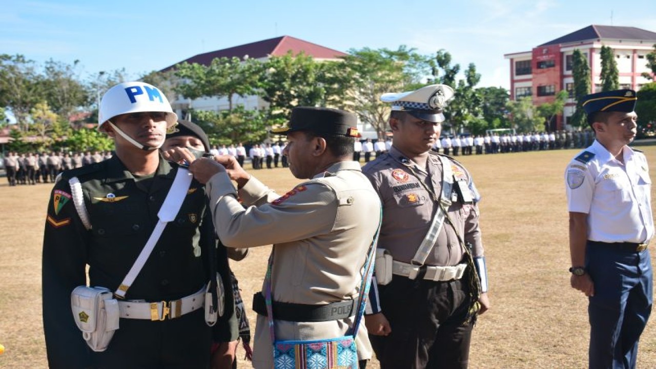 Kapolda Nusa Tenggara Timur Irjen Polisi Johni Asadoma menyematkan tanda dimulainya Operasi Patuh Turangga 2023 pada salah seorang anggota TNI di Kupang, Senin. (ANTARA/HO-Humas Polda NTT)