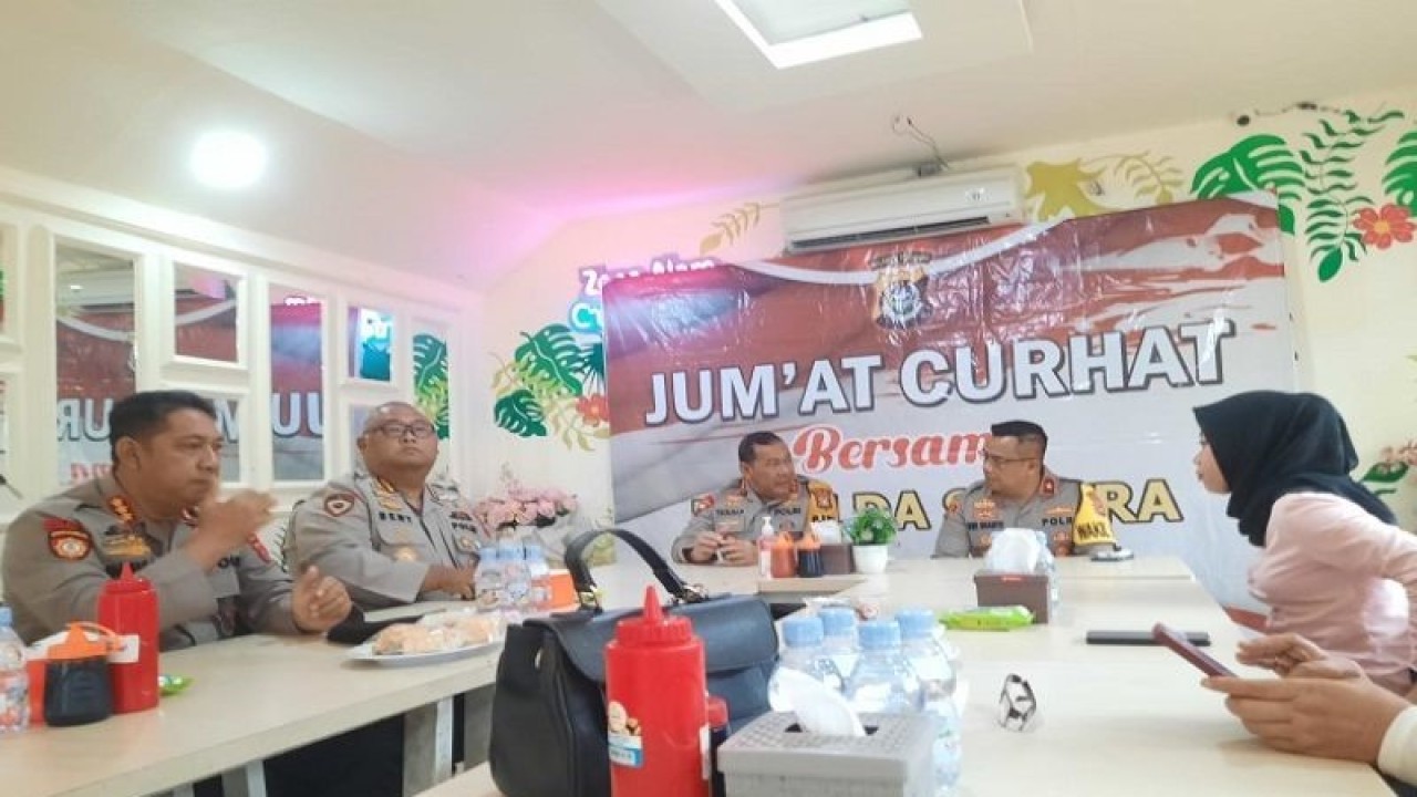 Jumat Curhat yang kembali dilakukan Polda Sultra di salah satu kafe di Kota Kendari. Kapolda Irjen Teguh Pristiwanto (tengah) didampingi Wakapolda Brigjen Dwi Irianto (kanan), di Kendari, Jumat. (Foto Antara/Azis Senong)