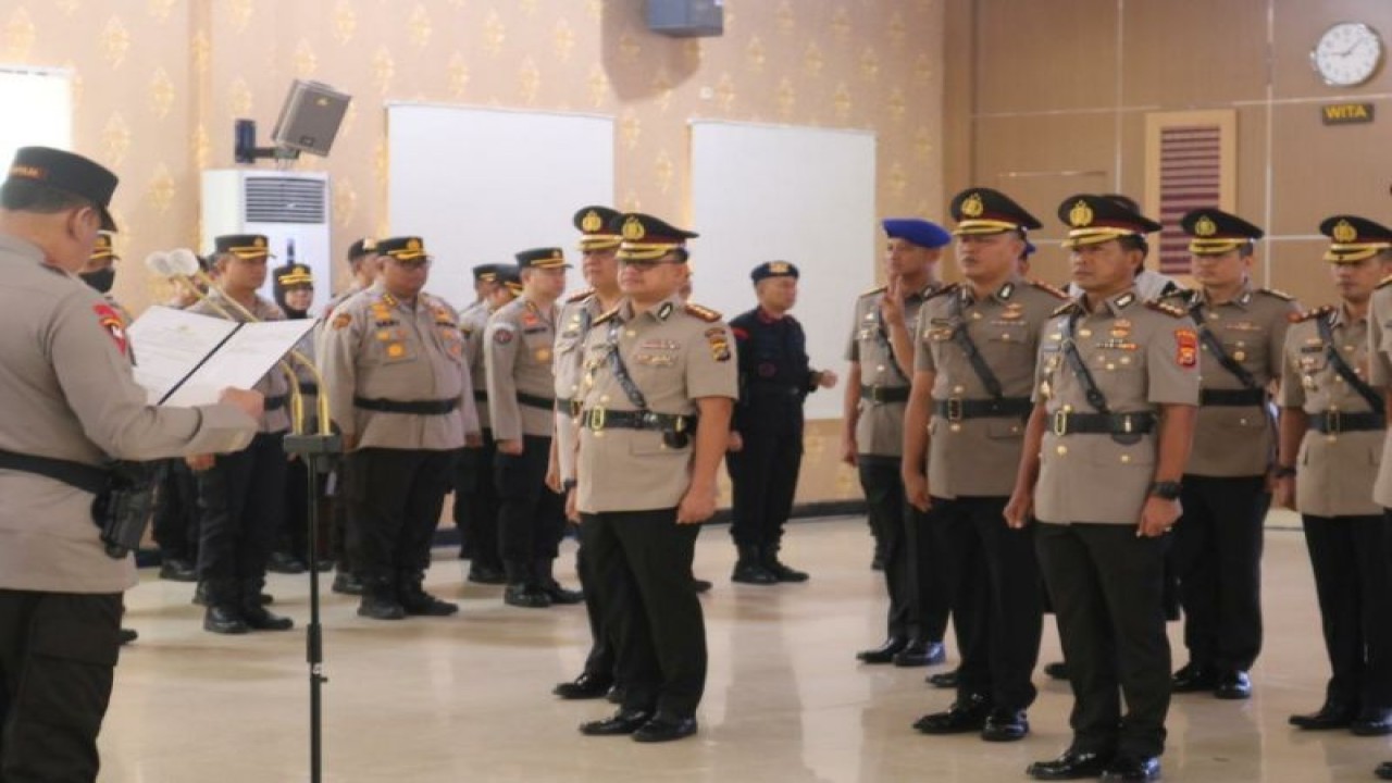 Kepala Kepolisian Daerah (Kapolda) Sultra Irjen Pol Teguh Pristiwanto memimpin upacara serah terima jabatan (Sertijab) pergantian pejabat di lingkungan Polda setempat di Kendari, Selasa (11/7/2023) (ANTARA/HO-Humas Polda Sultra)