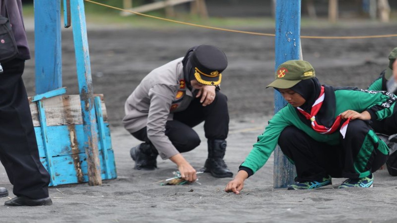 Kapolres Kulon Progo AKBP Nunuk Setyowati ikut membersihkan pantai di Kulon Progo, DIY, Kamis (13/7/2023) (FOTO ANTARA/HO-Humas Polres Kulon Progo)
