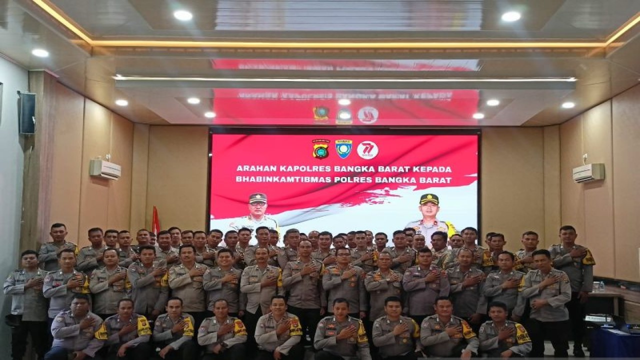 Kapolres Bangka Barat AKBP Ade Zamrah foto bersama personel bhabinkamtibmas yang bertugas di wilayah hukum Polres setempat. (ANTARA/ Donatus Dasapurna)