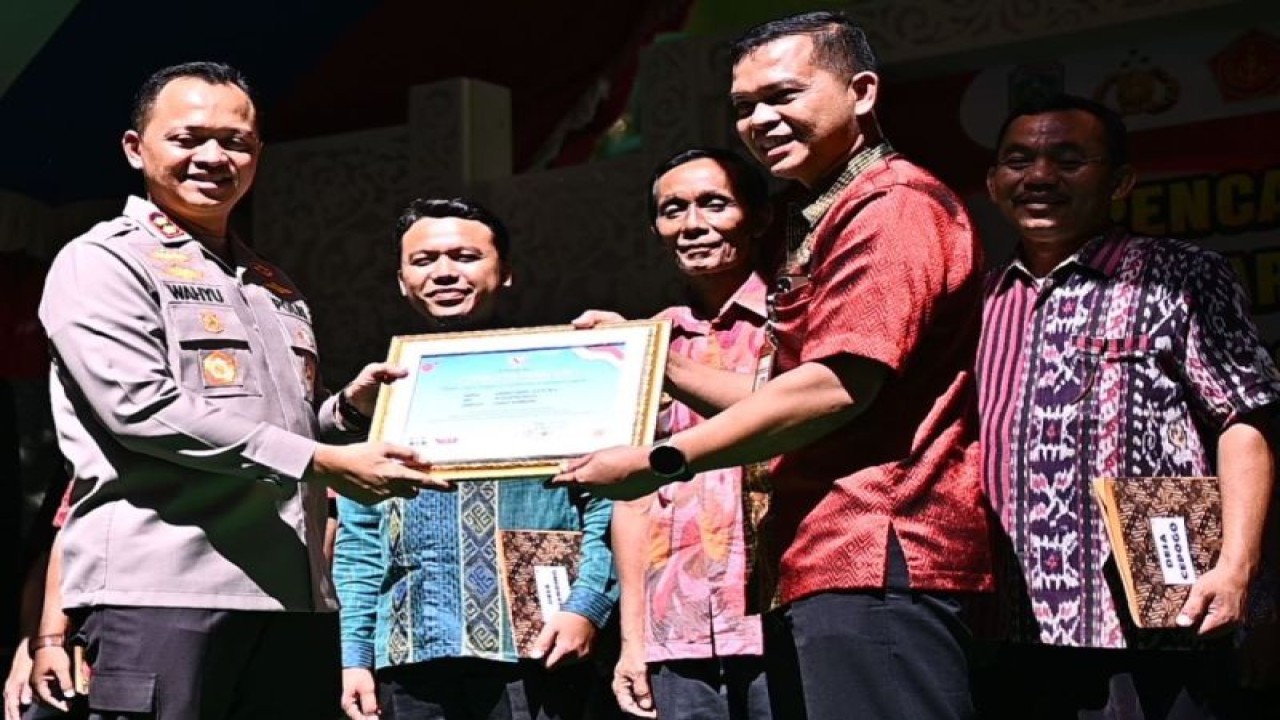Kapolres Jepara AKBP Wahyu Nugroho Setyawan memberikan piagam desa anti narkoba (Annaba). ANTARA/HO-Polisi Jepara.