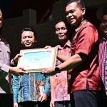 Kapolres Jepara AKBP Wahyu Nugroho Setyawan memberikan piagam desa anti narkoba (Annaba). ANTARA/HO-Polisi Jepara.-1690358771
