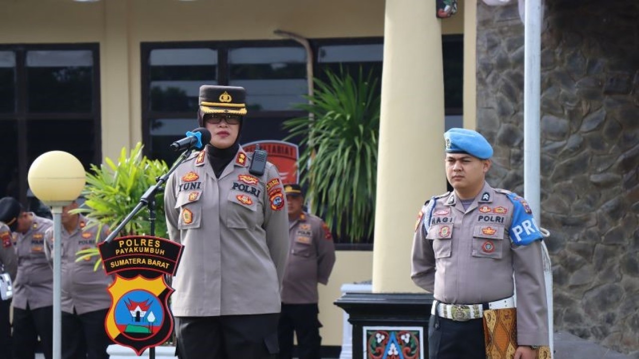 Kapolres Payakumbuh AKBP Wahyuni Sri Lestari saat memimpin jalannya pelaksanaan apel pagi personil Polres Payakumbuh, di Payakumbuh, Senin (24/7/2023).  (ANTARA/HO-Polres Payakumbuh.)