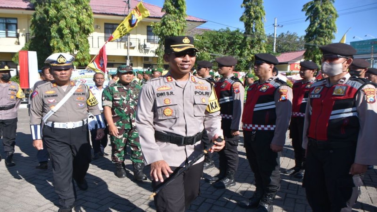 Kapolres Situbondo AKBP Dwi Sumrahadi Rakhmanto mengecek personel gabungan usai apel gelar pasukan Operasi Patu Semeru 2023. Senin (10/7/2023) ANTARA/HO-Humas Polres Situbondo