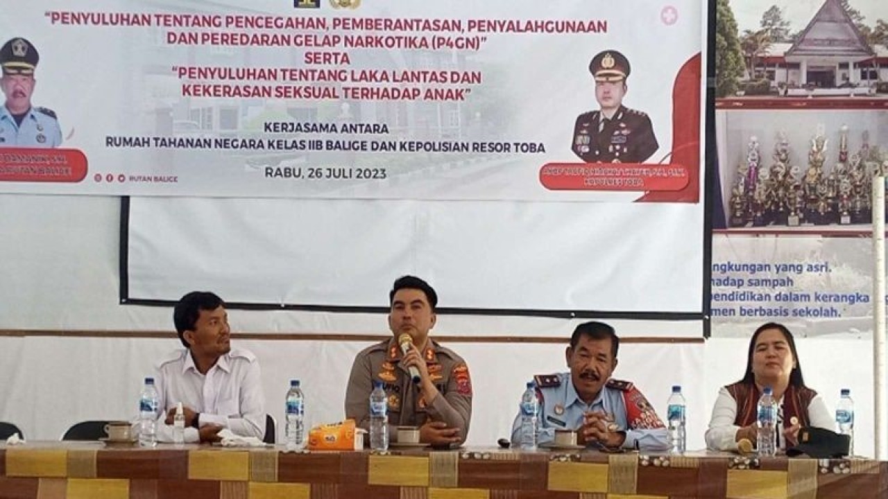Kapolres Toba AKBP Taufiq Hidayat Thayeb (nomor dua dari kiri) saat memberikan penyuluhan bahaya narkoba  kepada para siswa dan siswi SMA Negeri 2 Balige. (ANTARA/HO-Humas Polres Toba).