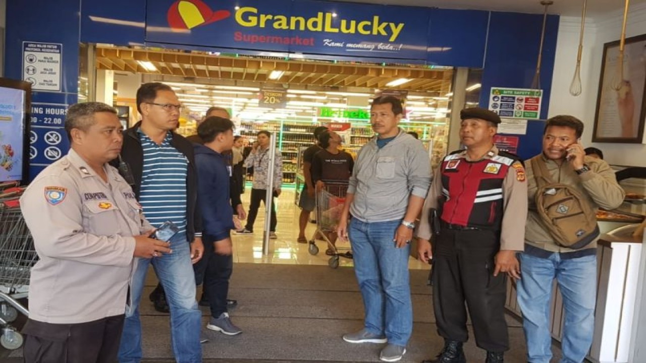 Personel Kepolisian Sektor Kuta mengecek lokasi kejadian yang disebut-sebut tempat kejadian perkara dari video perampokan di Supermarket di Kuta, Bali, Rabu. ANTARA/HO-Humas Polresta Denpasar
