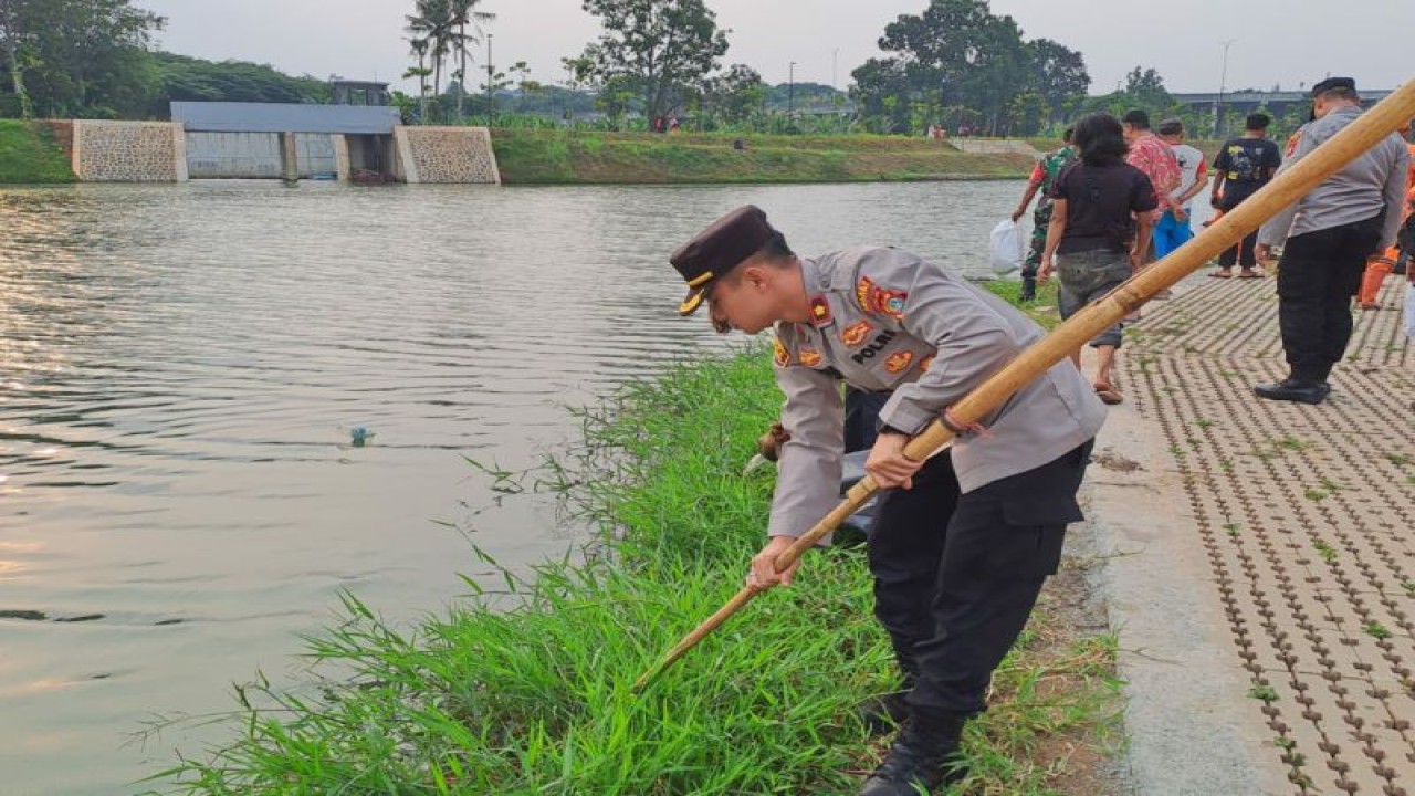 Kapolsek Jagakarsa, Kompol Multazam Lisendra membantu membersihkan sampah dari Waduk Brigif bersama masyarakat sekitar, Jakarta, Jumat (14/7/2023). ANTARA/HO-Polsek Jagakarsa