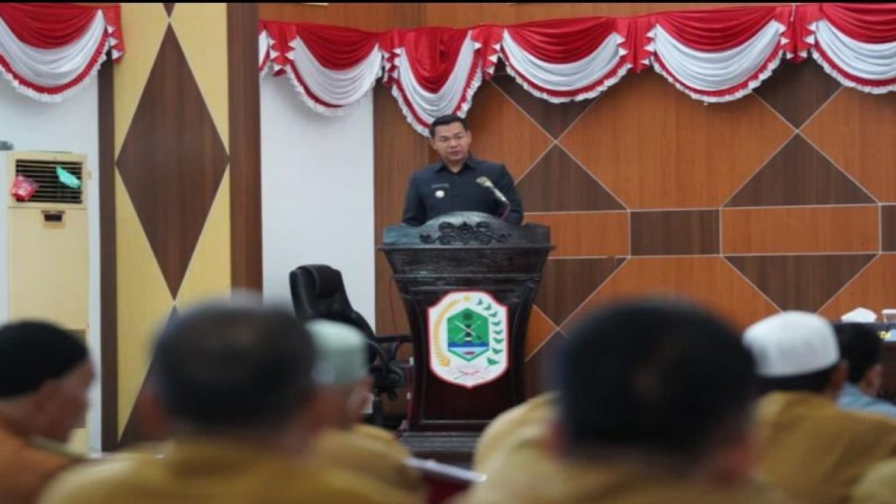 Bupati Kapuas Hulu Fransiskus Diaan membuka sosialisasi penerapan tangan tangan elektronik, di lingkungan Pemkab Kapuas Hulu, Kalimantan Barat. ANTARA/HO-Prokopim Setda Kapuas Hulu. (Teofilusianto Timotius)
