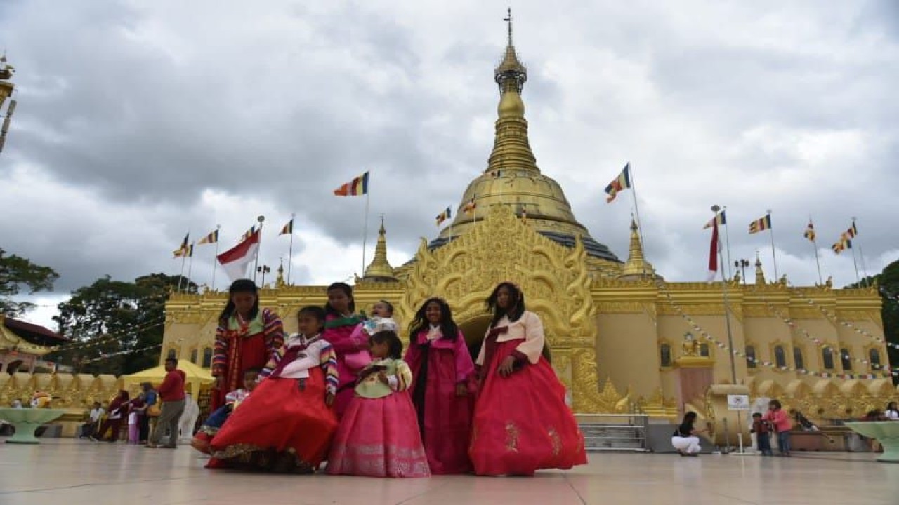 Wisatawan swafoto di Pagoda, Berastagi Kabupaten Karo.(ANTARA/HO)