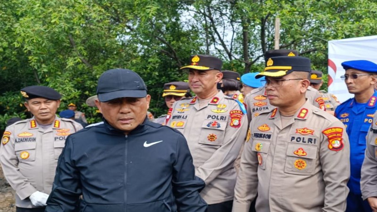Kapolda Metro Jaya Irjen Pol Karyoto (jaket hitam) saat diwawancara di di Hutan Mangrove Muara Angke, Jakarta Utara, Kamis (13/7/2023). ANTARA/Ilham Kausar