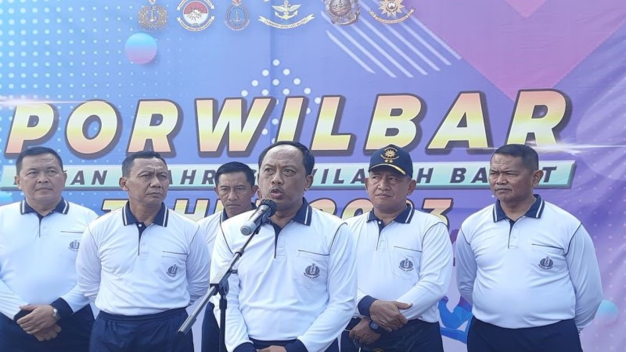Komandan Pusat Hidro-Oseanografi TNI Angkatan Laut (Danpushidrosal) Laksamana Madya TNI Nurhidayat (tengah) dalam Konferensi Pers Porwilbar TNI AL Tahun 2023 di Lapangan Trisila, Mabes AL, Cilangkap, Jakarta Timur, Senin (10/7/2023). (ANTARA/Narda Margaretha Sinambela)