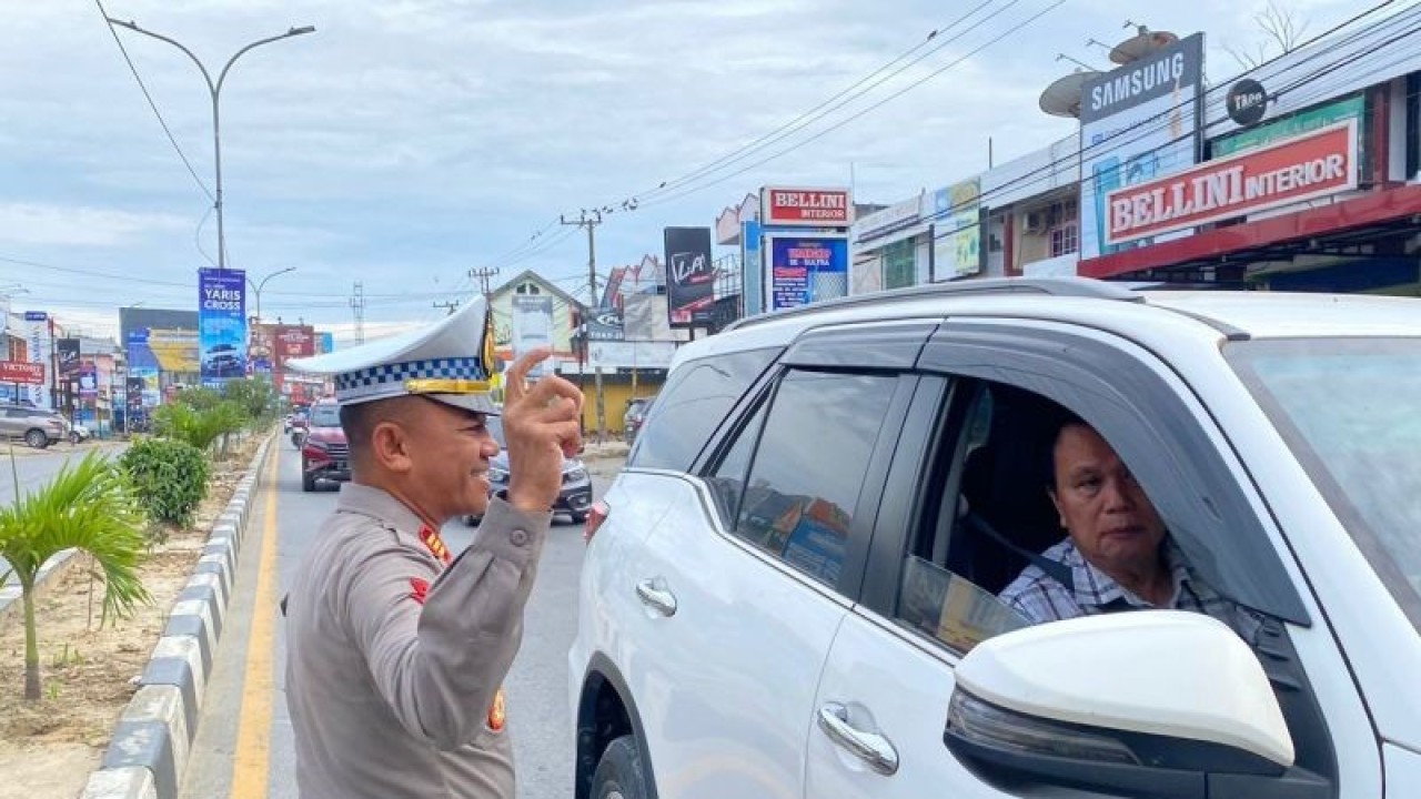 Kasat Lantas Polresta Kendari AKP Muchsinsaat melaksanakan operasi patuh. (Antara/La Ode Muh Deden Saputra)