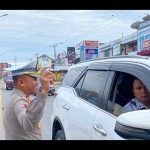 Kasat Lantas Polresta Kendari AKP Muchsinsaat melaksanakan operasi patuh. (Antara/La Ode Muh Deden Saputra)-1689151247