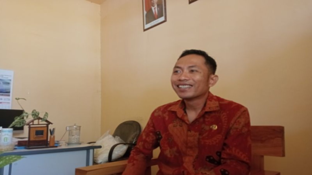 Kasi Kelembagaan dan Peserta Didik pada UPT cabang Dikbud Lombok Tengah, Nusa Tenggara Barat, Ahmad Najihad Zulfa (ANTARA/Akhyar)