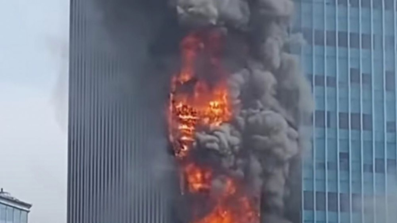 Gedung perkantoran K-Link Tower dilahap si jago merah pada Sabtu ( 15/7/2023) pagi.
