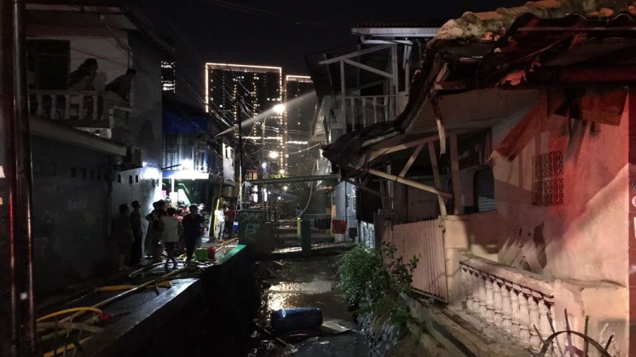 Sejumlah petugas Sudin Gulkarmat Jakarta Selatan saat melakukan pemadaman api yang menghanguskan tujuh rumah semi permanen di Jalan Batu Raya I RT/RW 06/14, Kelurahan Menteng Atas, Kecamatan Setiabudi, Jakarta Selatan, Kamis (20/7/2023). ANTARA/HO-Sudin Gulkarmat Jakarta Selatan