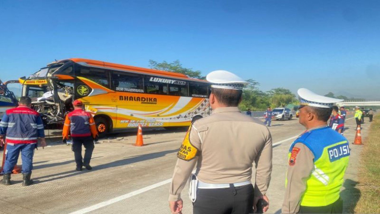 Petugas Kepolisian Resor Batang sedang melakukan evakuasi dan rekayasa jalan akibat kasus kecelakaan di ruas Tol Batang-Semarang, Kamis (20/7/2023). (ANTARA/Kutnadi)