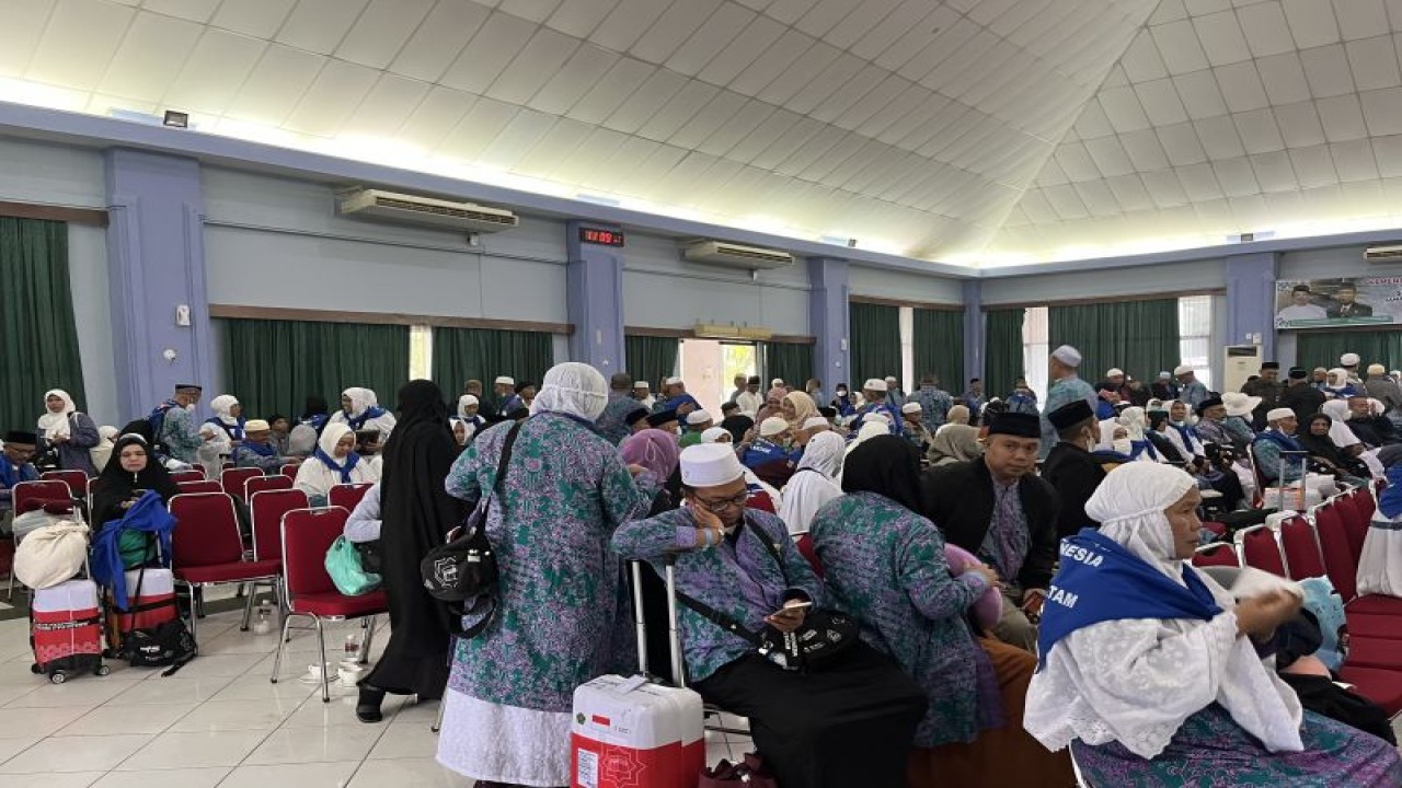 Kedatangan jamaah haji Debarkasi Batam saat tiba di Asrama Haji Batam, Kepri.(ANTARA/Jessica)