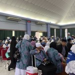 Kedatangan jamaah haji Debarkasi Batam saat tiba di Asrama Haji Batam, Kepri.(ANTARA/Jessica)-1688630939