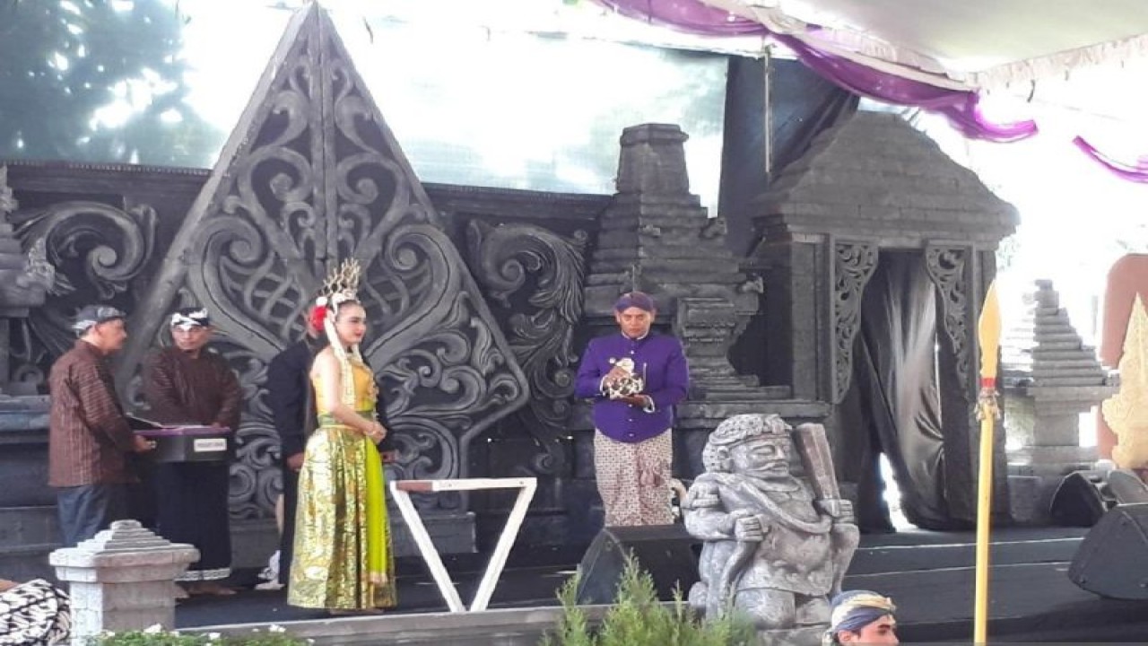 Kegiatan Upacara Manusuk Sima di Kota Kediri, Jawa Timur, Kamis (27/7/2023). ANTARA/ Asmaul