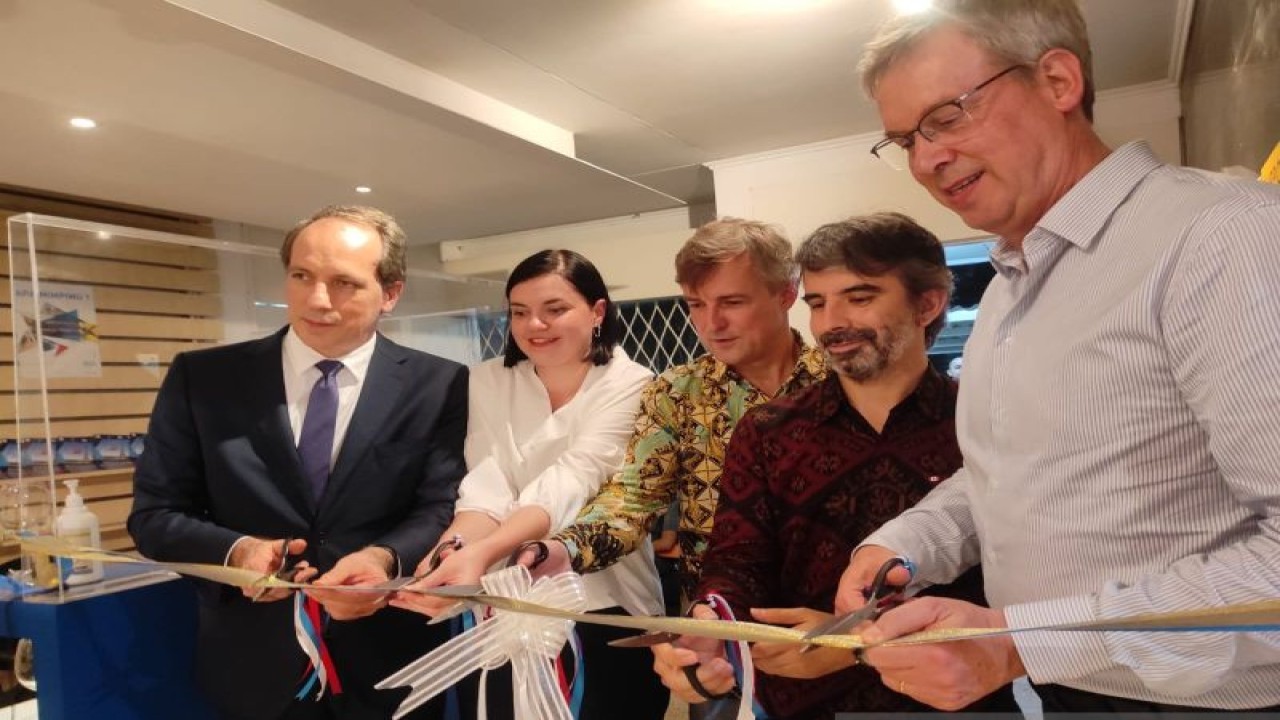 Para kepala perwakilan Ukraina, Kanada, Finlandia, Prancis, beserta Delegasi Uni Eropa meresmikan Pameran Seni Ukraina di Jakarta, Kamis (27/7/2023). ANTARA/Asri Mayang Sari