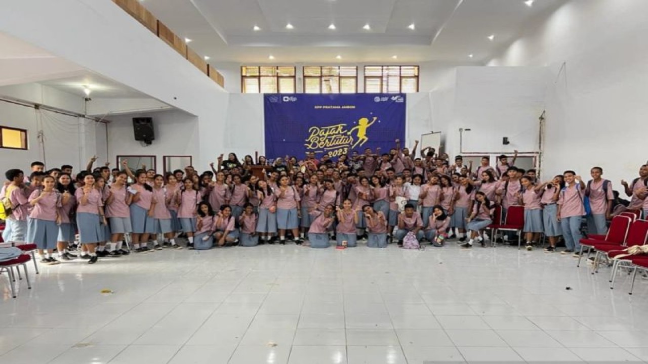 Kegiatan Pajak Bertutur di SMAN 2 Kota Ambon oleh KPP Pratama Ambon (Antara/Dedy Azis)